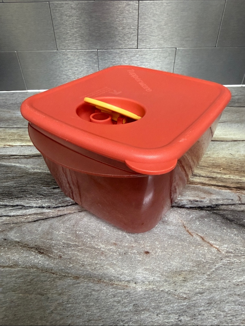 Tupperware Rock n serve 6 1/4 cup